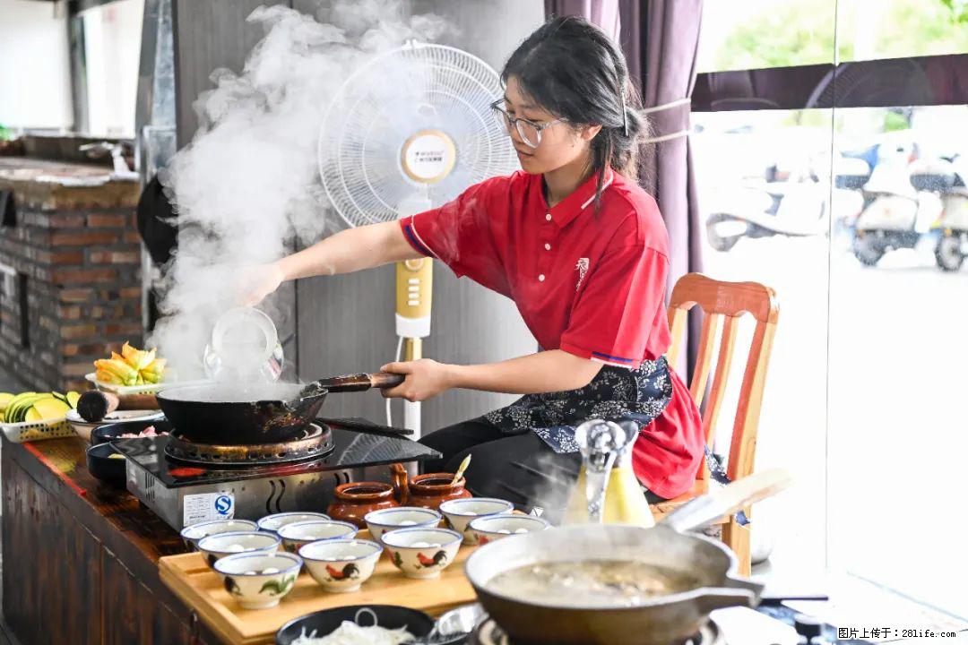 全网追的“扁担女孩”，找了一份暑假工，时薪12元 - 丹东生活资讯 - 丹东28生活网 dandong.28life.com